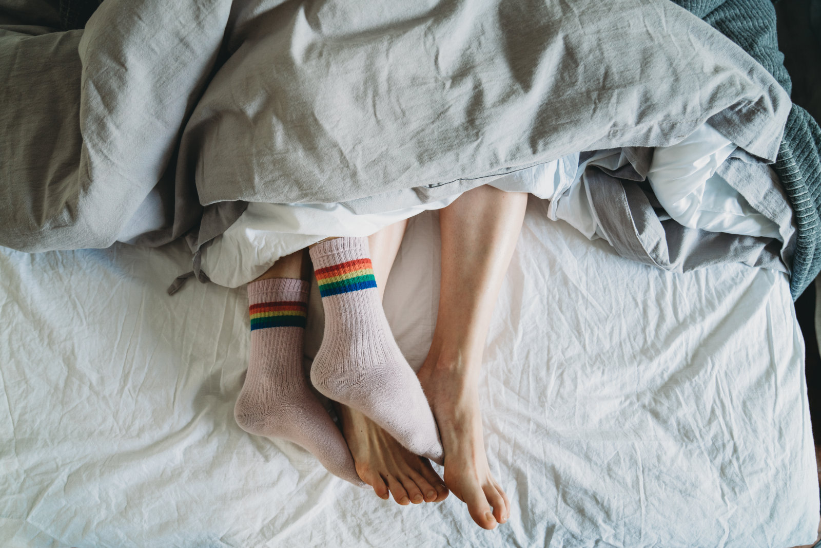 情侣“滚床单”时穿袜子有多爽？